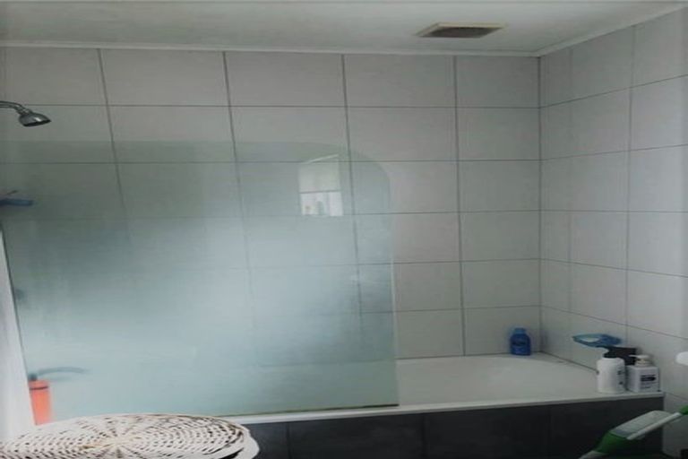 Photo of property in 126 Flanshaw Road, Te Atatu South, Auckland, 0610