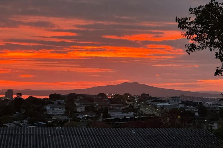 Photo of property in 133 Glenfield Road, Hillcrest, Auckland, 0626