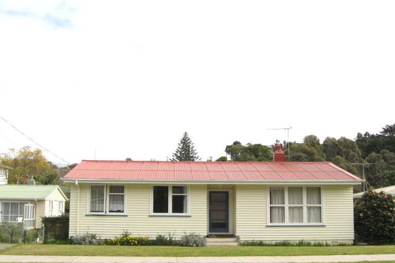 Photo of property in 28 Seaview Road, Marfell, New Plymouth, 4310
