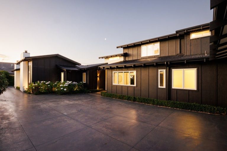 Photo of property in 5 Fairway Grove, Hokowhitu, Palmerston North, 4410