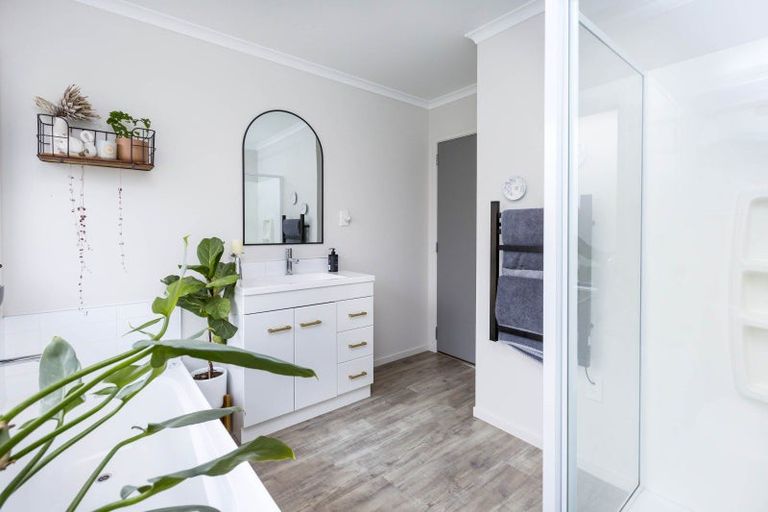 Photo of property in 23 Percy Kinsman Crescent, Riverstone Terraces, Upper Hutt, 5018