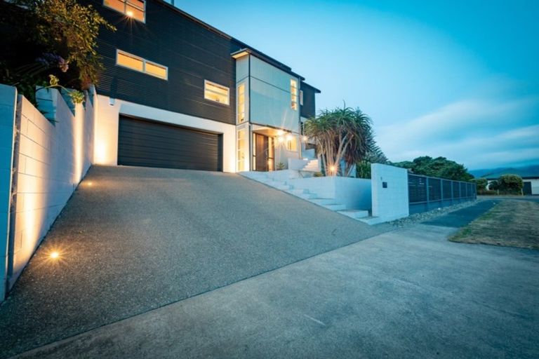 Photo of property in 15 Jane Street, Waikanae Beach, Waikanae, 5036