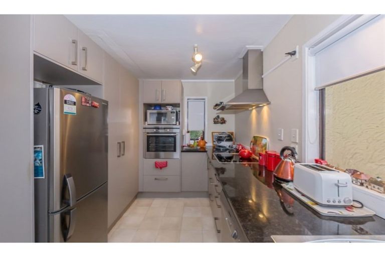 Photo of property in 2/66 Ocean View Road, Northcote, Auckland, 0627