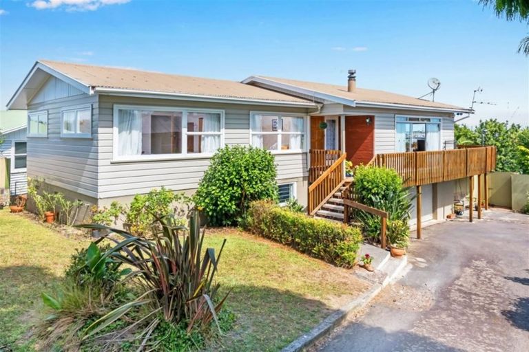 Photo of property in 16 Ellesmere Crescent, Pakuranga Heights, Auckland, 2010