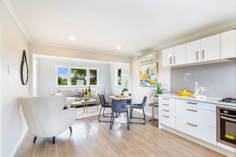 Photo of property in 61 Archibald Road, Kelston, Auckland, 0602