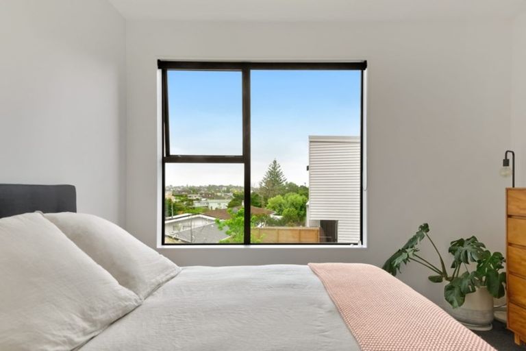 Photo of property in 3/15 Chivalry Road, Glenfield, Auckland, 0629