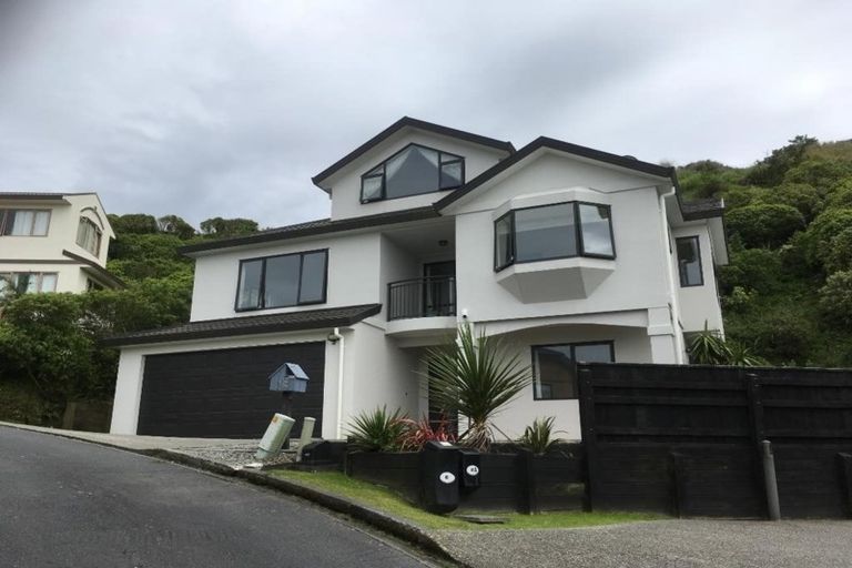 Photo of property in 39 Dress Circle, Newlands, Wellington, 6037