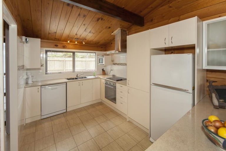 Photo of property in 10 Kitewao Street, Northcote, Auckland, 0627