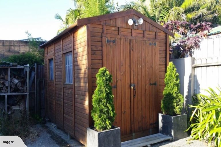 Photo of property in 1/4 Tawa Road, Te Atatu Peninsula, Auckland, 0610