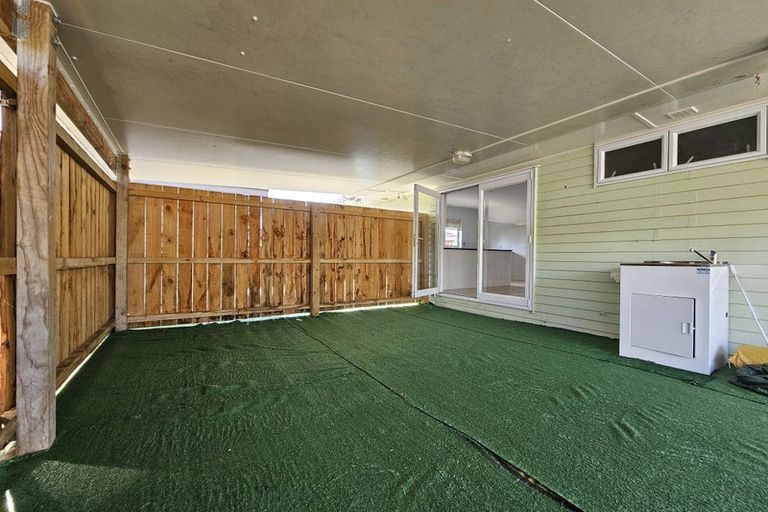 Photo of property in 90 Tirimoana Road, Te Atatu South, Auckland, 0602