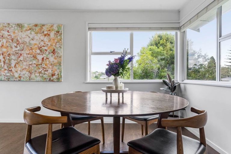 Photo of property in 52 Ravenwood Drive, Forrest Hill, Auckland, 0620