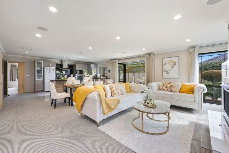 Photo of property in 16 Erceg Way, Rosehill, Papakura, 2113