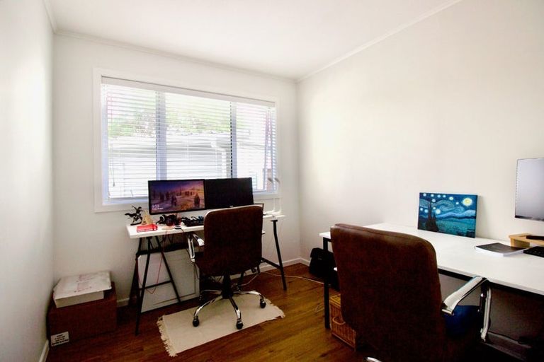 Photo of property in 5 Ngatoa Place, Glenfield, Auckland, 0629