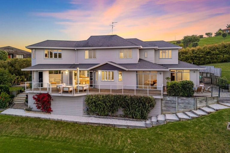 Photo of property in 64 Balboa Drive, Matakatia, Whangaparaoa, 0930