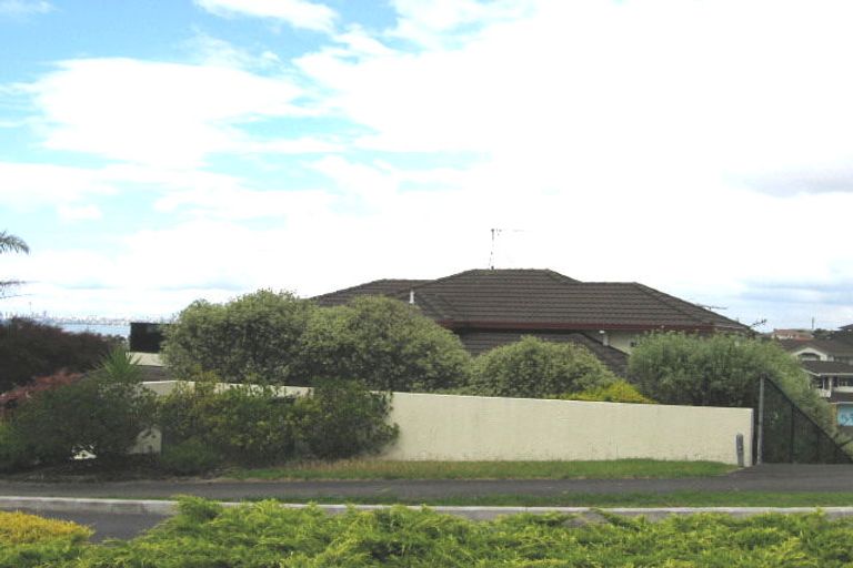 Photo of property in 21 Bernleigh Terrace, West Harbour, Auckland, 0618