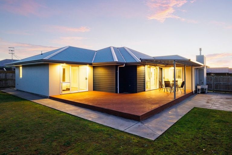 Photo of property in 6 Atlantic Drive, Fitzherbert, Palmerston North, 4410