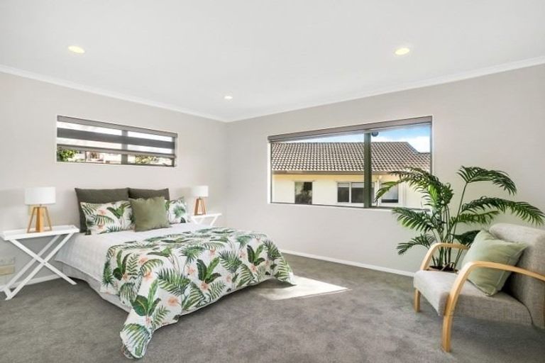 Photo of property in 1/4 De Havilland Drive, Goodwood Heights, Auckland, 2105