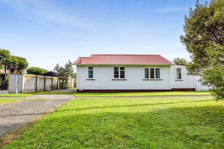 Photo of property in 14 Ohawe Terrace, Ohawe, Hawera, 4671