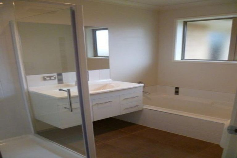 Photo of property in 112 Milton Terrace, Picton, 7220