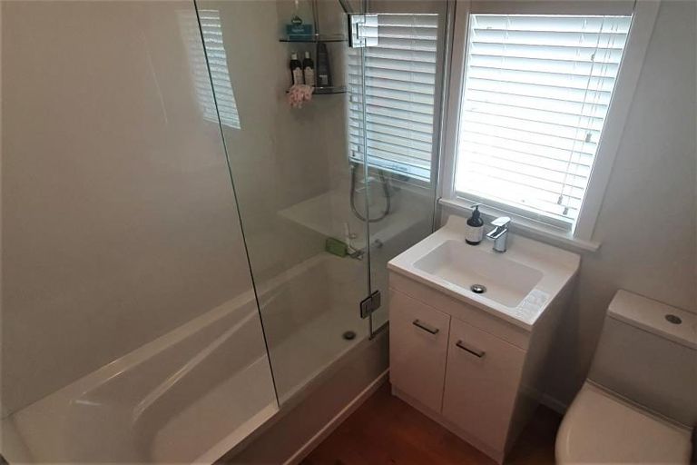 Photo of property in 6 Yeovil Road, Te Atatu Peninsula, Auckland, 0610