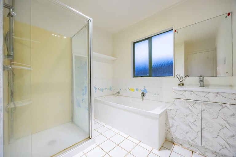 Photo of property in 14 Swanson Oaks, Swanson, Auckland, 0612