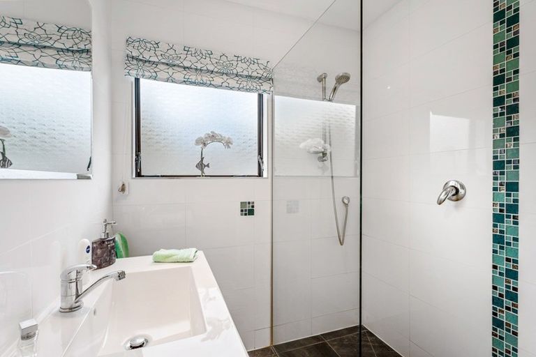 Photo of property in 5a Glenbrook Grove, Naenae, Lower Hutt, 5011