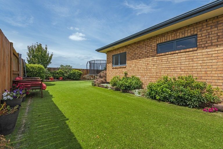 Photo of property in 8 Crabapple Close, Milson, Palmerston North, 4414
