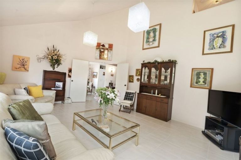 Photo of property in 2/12 Centorian Drive, Windsor Park, Auckland, 0632