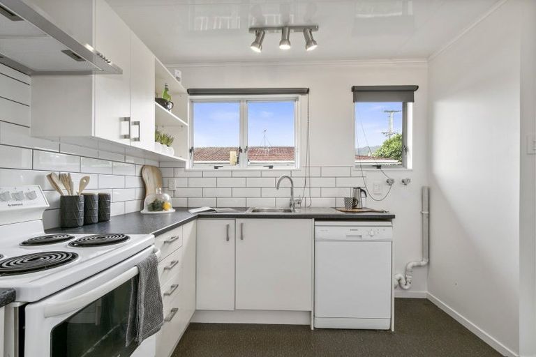 Photo of property in 48b Whites Line West, Woburn, Lower Hutt, 5010