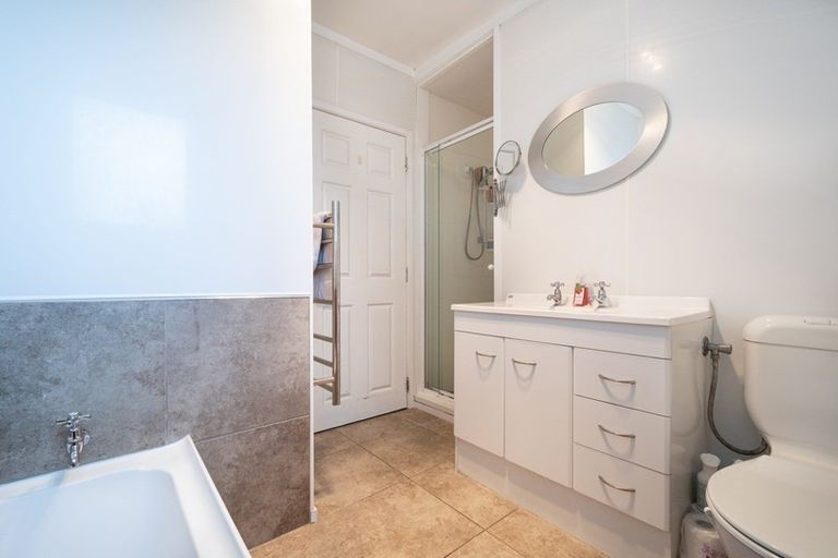 Photo of property in 64 View Road, Henderson, Auckland, 0612