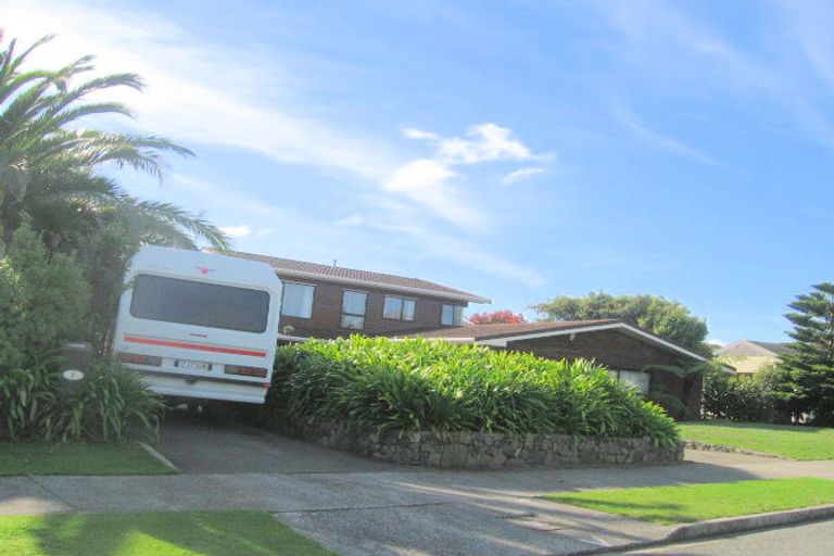 Photo of property in 8 Observatory Close, Whitby, Porirua, 5024