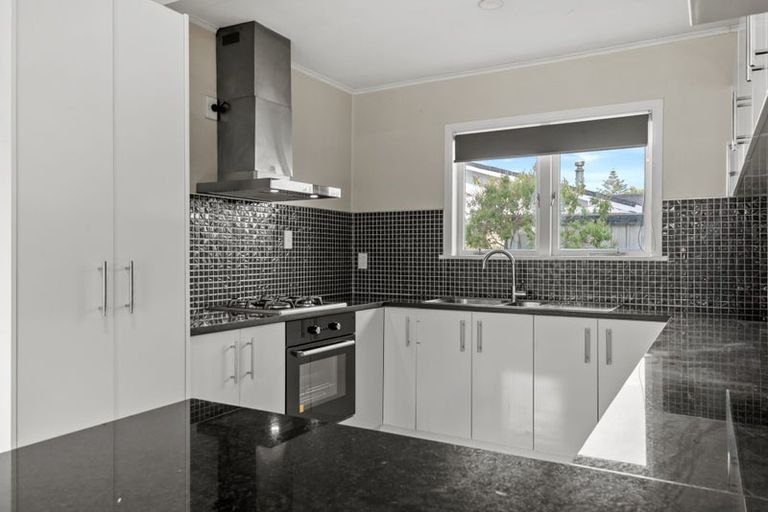 Photo of property in 2/8 Winspear Place, Manukau, Auckland, 2025