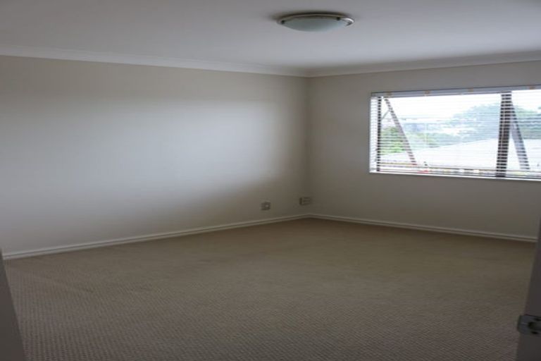 Photo of property in 26 Canary Place, Unsworth Heights, Auckland, 0632