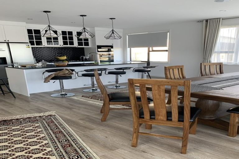 Photo of property in 17 Para Close, Fairview Heights, Auckland, 0632