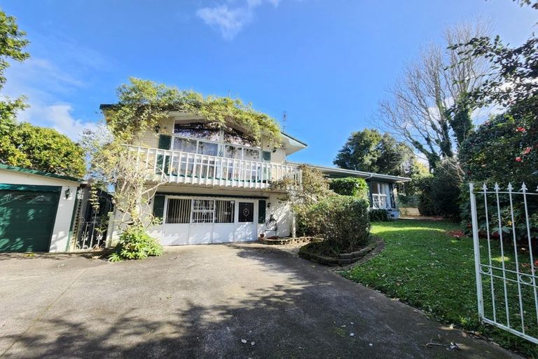 Photo of property in 27 Mirrabooka Avenue, Botany Downs, Auckland, 2010