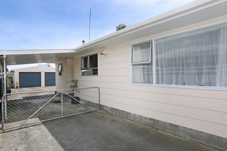 Photo of property in 4 Acacia Street, Kelvin Grove, Palmerston North, 4414