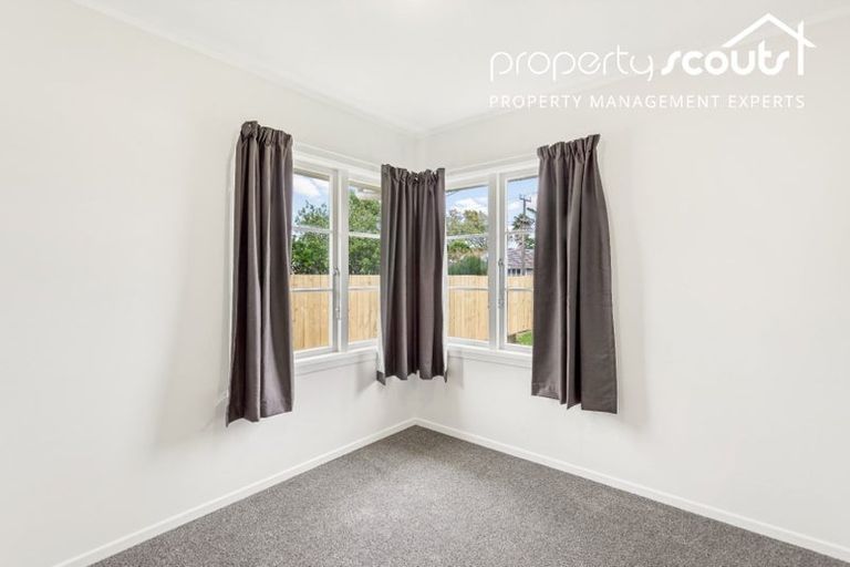 Photo of property in 16 Serjeant Street, Henderson, Auckland, 0612