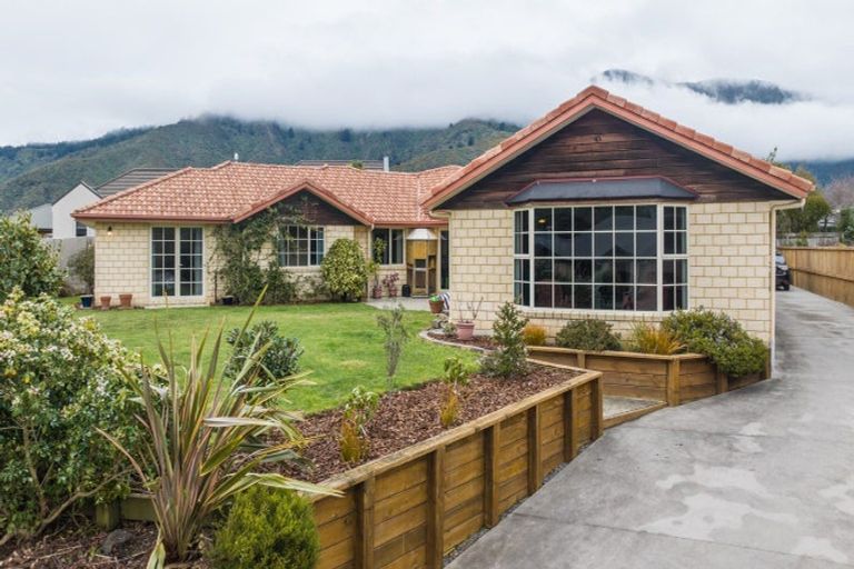 Photo of property in 12 Glentui Place, Waikawa, Picton, 7220