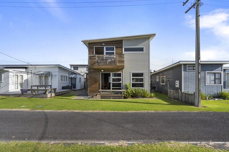 Photo of property in 68 Sixth Avenue, Urenui, 4377