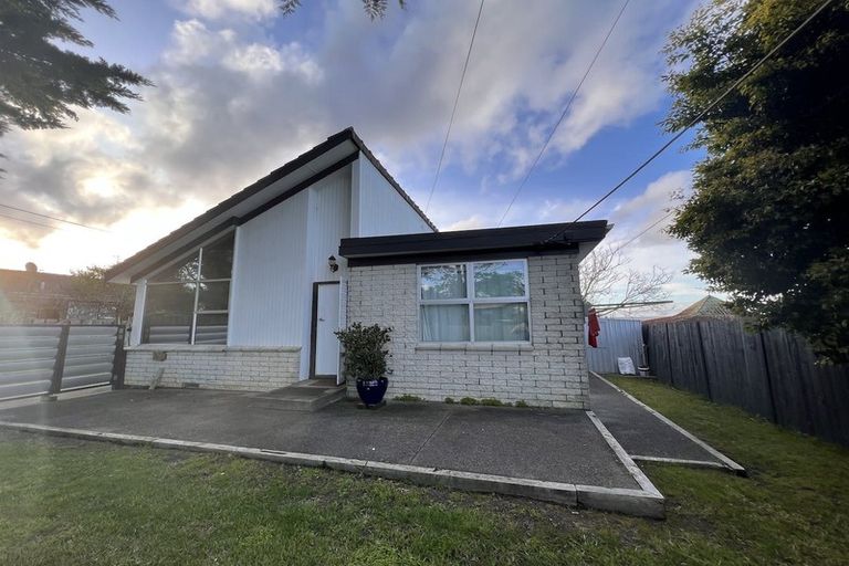 Photo of property in 1/307 Wairau Road, Totara Vale, Auckland, 0627