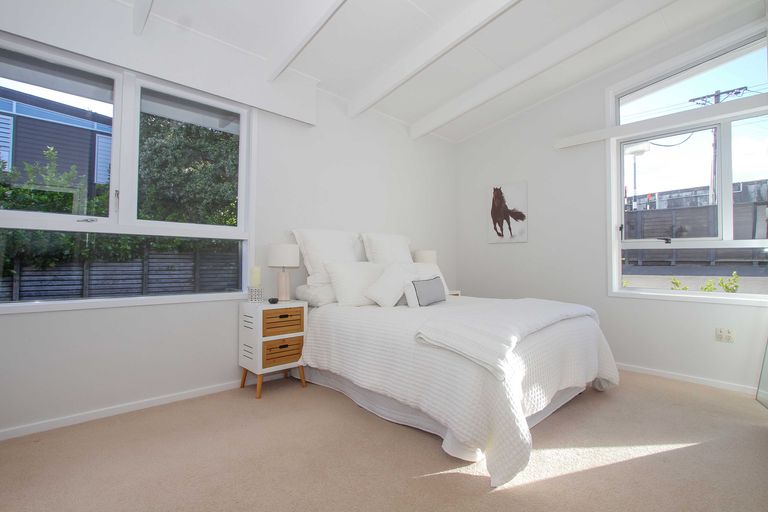 Photo of property in 99 Pupuke Road, Northcote, Auckland, 0627