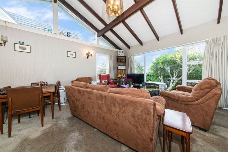 Photo of property in 15 Cleve Road, Green Bay, Auckland, 0604