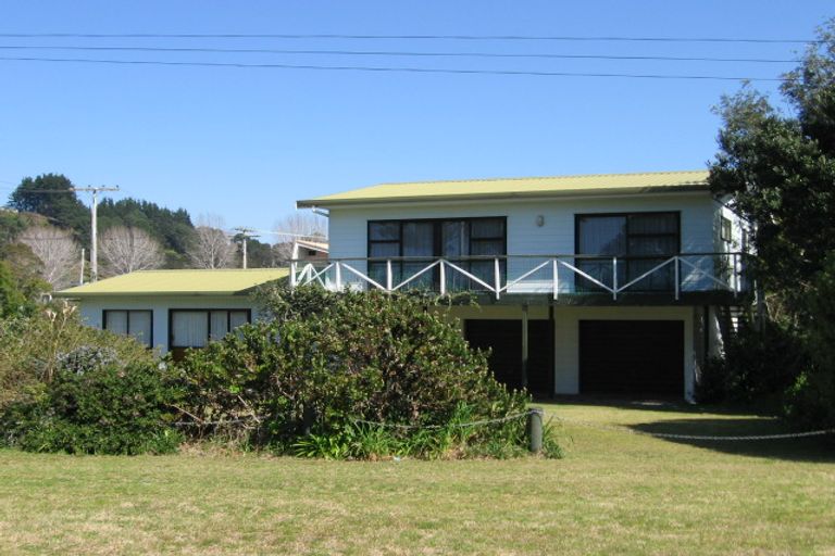 Photo of property in 18 Marine Parade, Cooks Beach, Whitianga, 3591