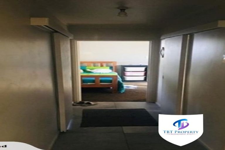 Photo of property in 2/41 Challen Close, Conifer Grove, Takanini, 2112