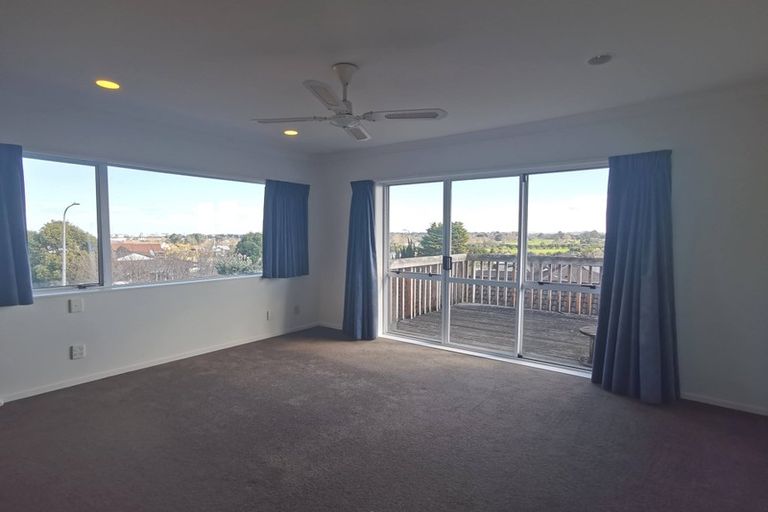 Photo of property in 2 Anure Place, Highland Park, Auckland, 2010