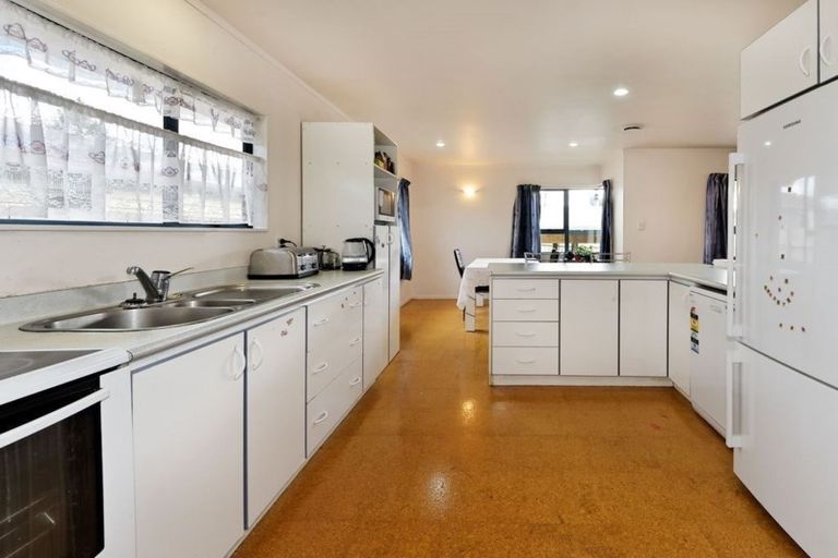 Photo of property in 6a Laura Street, Kelston, Auckland, 0602