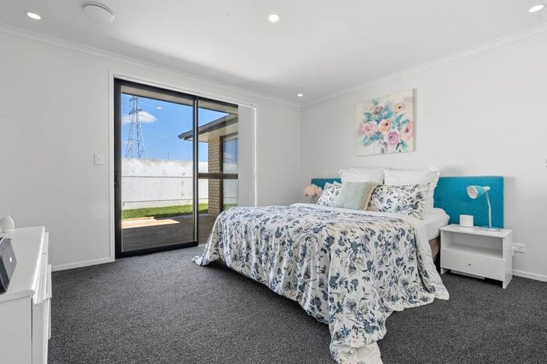 Photo of property in 21 Dumas Place, Rosehill, Papakura, 2113