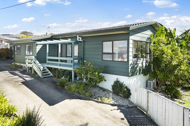 Photo of property in 21 Red Beach Road, Red Beach, 0932