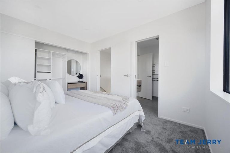 Photo of property in 2/26 Buscomb Avenue, Henderson, Auckland, 0610