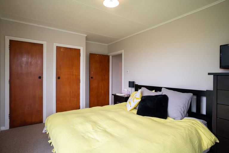 Photo of property in 12 Montrose Place, Takaro, Palmerston North, 4412